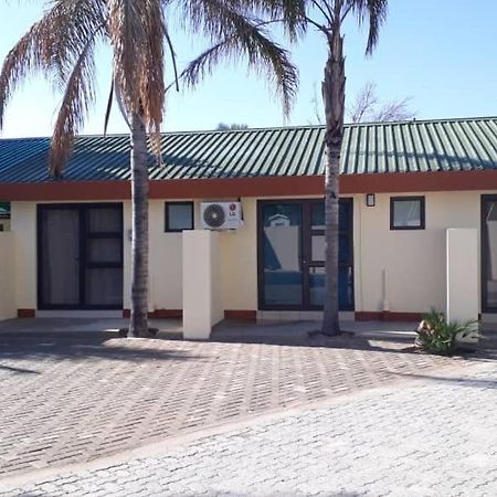 Hotel Ry Courtyard à Oshakati Extérieur photo