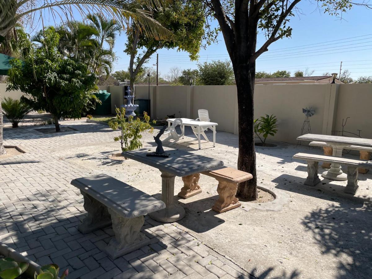 Hotel Ry Courtyard à Oshakati Extérieur photo